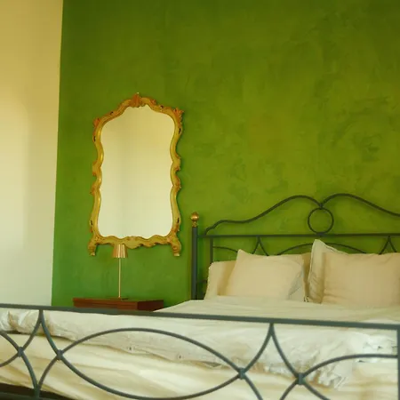 Cozy With Balcony, Ping Pong & Billiard Table Bed & Breakfast